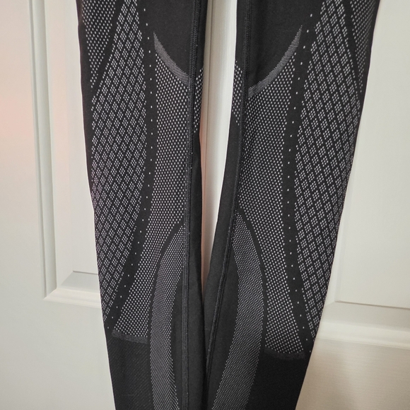 Lululemon Mapped Out High Rise Leggings Size 4 - Picture 4 of 10